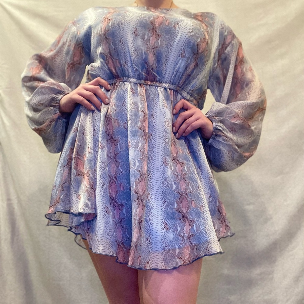 Printed flowy dress with bell sleeves!